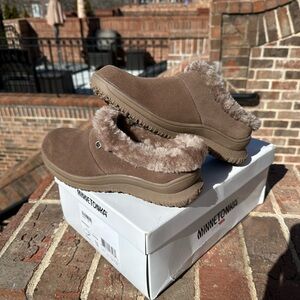 Minnetonka Women's Tan Suede Fur-Lined Mules NWT SIZE 7